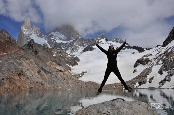 Um salto para foto na Laguna de Los Tres, no parque Los Glaciares, região de El Chaltén, no sul da patagonia argentina